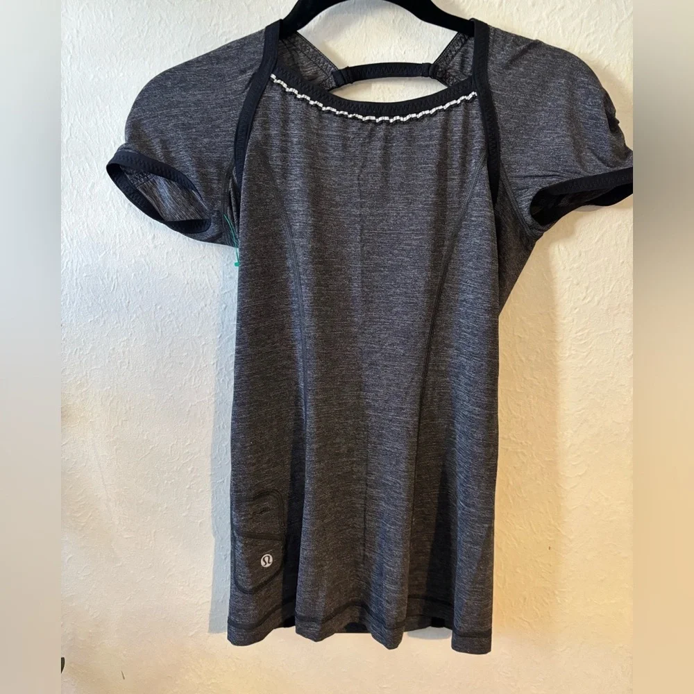 Lululemon‎ Run Team Spirit Short Sleeve Tee Ruffle Cut-out Back